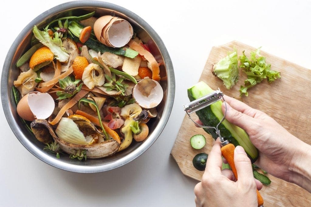 Las sobras de frutas y verduras y las cáscaras de huevo pueden colocarse en la mayoría de los sistemas de compostaje domésticos.