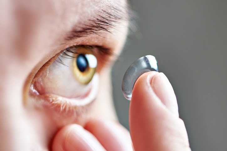 Контактные линзы могут ухудшить симптомы химического воздействия на глаза.