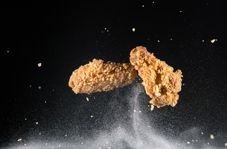 MSG można znaleźć w wielu przetworzonych produktach spożywczych, w tym w smażonym kurczaku.