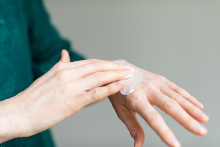 Loções contendo uréia são usadas para tratar doenças de pele como eczema e psoríase.