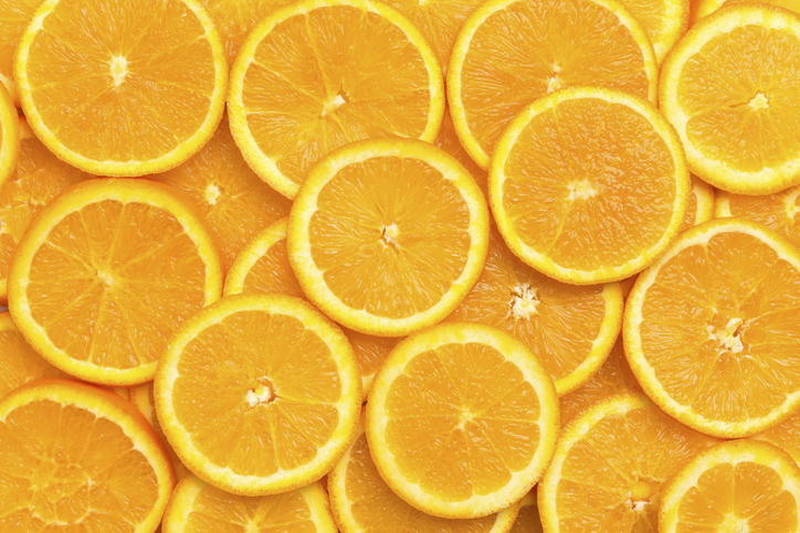 Gli agrumi, come arance e limoni, sono ampiamente conosciuti per il loro ricco contenuto di vitamina C.