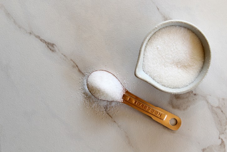 A sacarose é refinada no açúcar de mesa encontrado na maioria dos armários domésticos