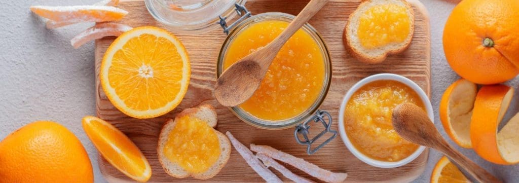 A marmelada de laranja de Sevilha é feita com a laranja inteira, incluindo sementes e caroços