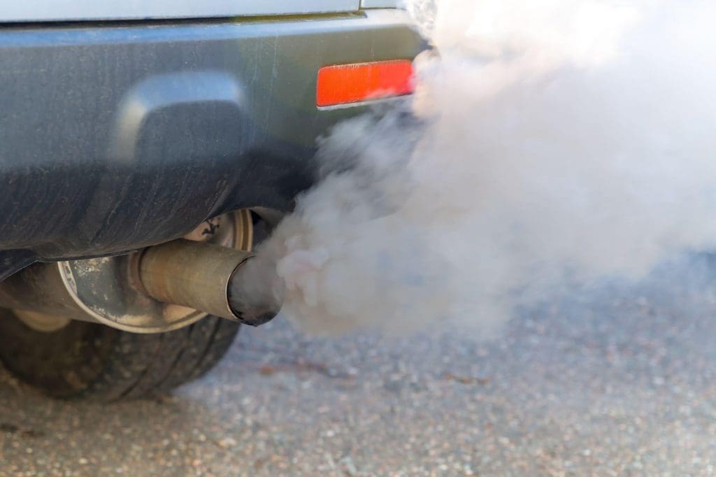 Os escapamentos dos carros são a principal fonte de produção de monóxido de carbono