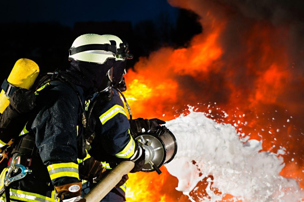 La schiuma antincendio è una fonte comune di PFOA, un tipo ben studiato e altamente pericoloso di PFAS