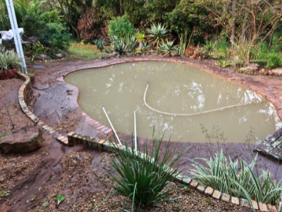 As piscinas podem precisar ser drenadas para eliminar quaisquer patógenos deixados na sequência de uma inundação