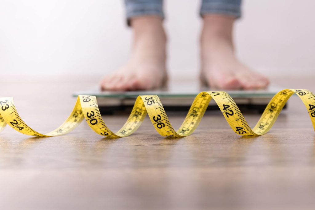 BMI کا حساب جسم کی اونچائی کے مربع سے باڈی ماس کو تقسیم کر کے لگایا جاتا ہے۔ بالغوں میں موٹاپے کی تعریف 30kg/m² سے زیادہ ہے۔
