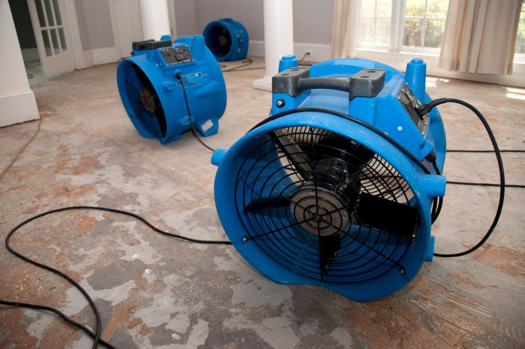 Se recomienda el uso de ventiladores para eliminar cualquier humedad y humedad residual.