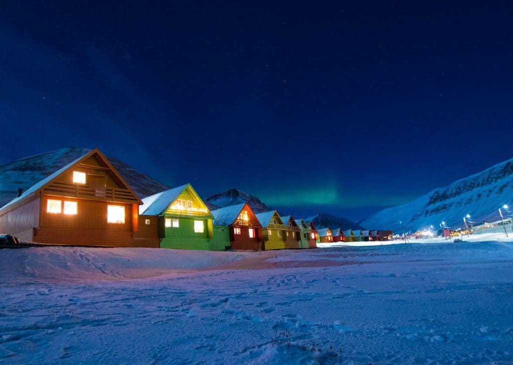 Svalbard pada asalnya merupakan pangkalan penangkapan ikan paus bebas, sehingga ia dimasukkan ke dalam Kerajaan Norway pada awal abad ke-20.