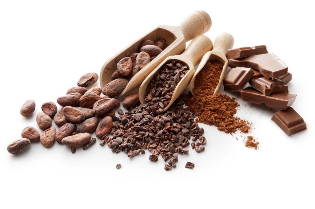 La teobromina, un altro composto presente nelle fave di cacao, ha effetti stimolanti simili ma con un impatto minore sulla pressione sanguigna.