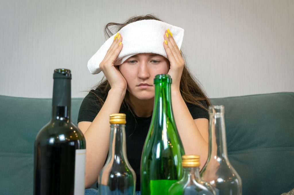 يحتوي كل من الكافيين والكحول على تأثيرات مدرة للبول ، والتي يمكن أن تتسبب في تضخم تأثيرات الجفاف المرتبطة بالإفراط في تناول الكحول عند الجمع بينهما.