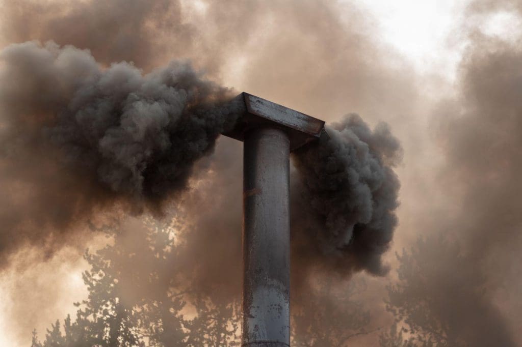 L'incenerimento della plastica può rilasciare nell'atmosfera sostanze chimiche tossiche come diossine, furani, mercurio e policlorobifenili.