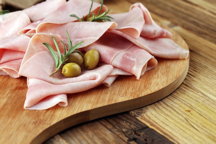 Natriumnitraat conserveert vleeswaren zoals salami, ham, hotdogs en ander vleeswaren om snel bederven te voorkomen.