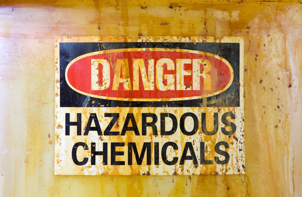 Mengendalikan dan menyimpan bahan kimia membawa tahap risiko yang boleh diuruskan dengan kawalan yang sesuai.