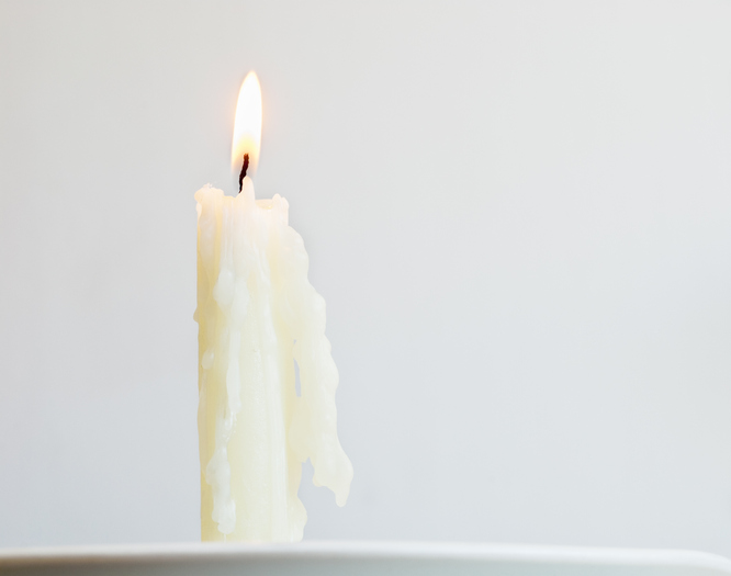 Въпреки че повечето съвременни свещи са направени от парафинов восък, това, че са вторичен продукт на петрола, поражда някои опасения относно тяхната токсичност