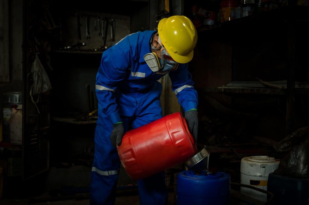 Waar beroepsmatige blootstellingslimieten niet kunnen worden gehaald, is persoonlijke beschermingsmiddelen zoals een gasmasker essentieel als maatregel om de blootstelling te beheersen.