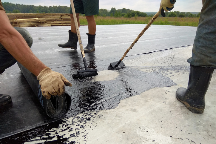 Kohlenteer wurde üblicherweise verwendet, um eine wasserdichte Membran auf den Dächern von Gebäuden zu bilden, wurde jedoch aufgrund der Gesundheitsrisiken des Materials schrittweise eingestellt.