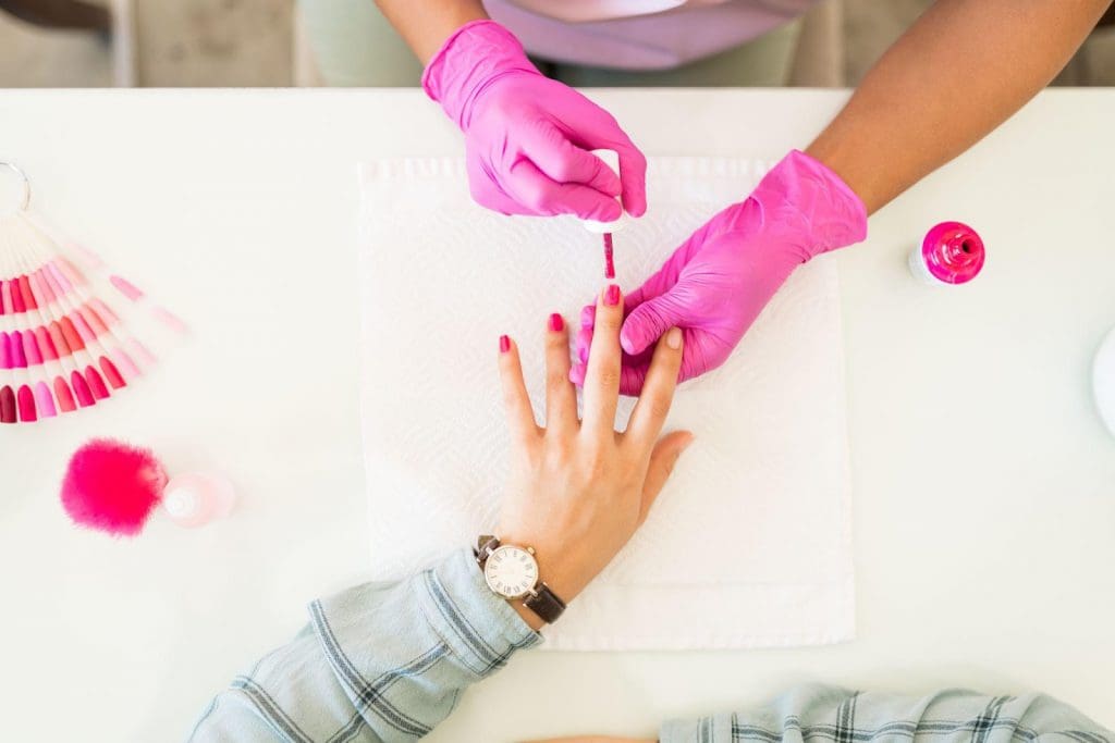 L'industrie mondiale des soins des ongles génère plus de 10 milliards de dollars par an.