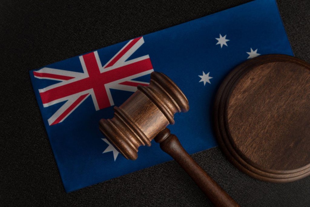 विक्टोरिया अब एकमात्र ऑस्ट्रेलियाई अधिकार क्षेत्र है जो सामंजस्यपूर्ण कार्य स्वास्थ्य और सुरक्षा कानूनों का उपयोग नहीं करता है।