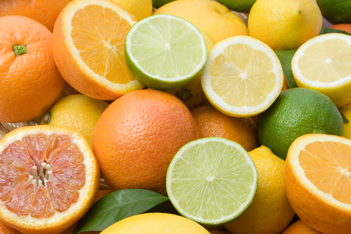 Citrusfrugter er naturligt rige på citronsyre, hvor citroner og lime har de højeste koncentrationer.