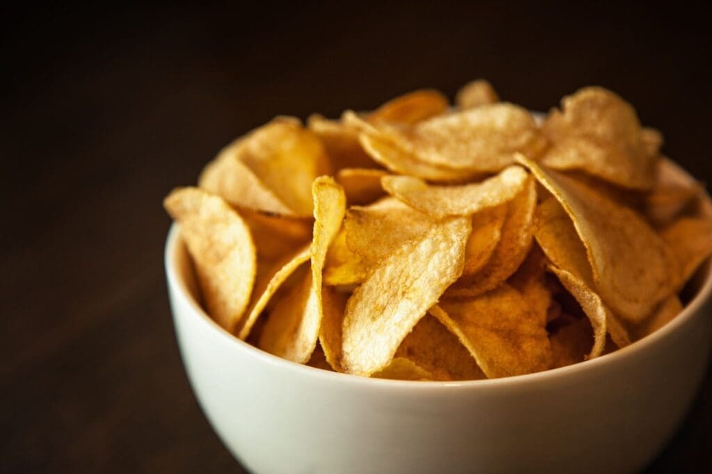 Acrylamid, eine der unter Prop 65 aufgeführten Chemikalien, kann auf natürliche Weise im Kochprozess mehrerer Lebensmittelprodukte vorkommen – einschließlich Kartoffelchips, Müsli und sogar Kaffee.