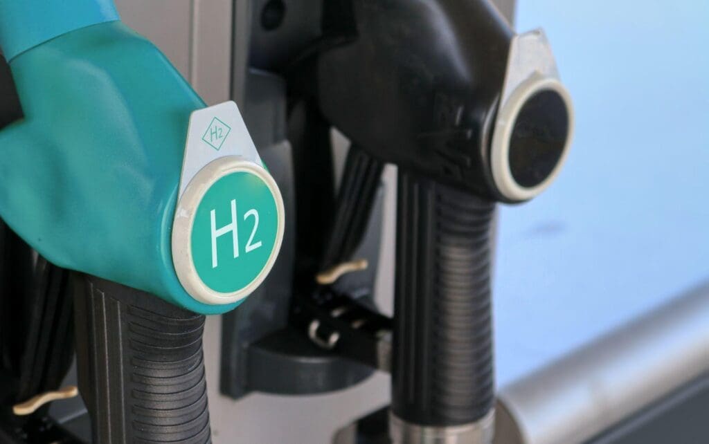 Mentre l'idrogeno è attualmente più costoso della benzina, la giusta infrastruttura potrebbe portarlo a un livello comparabile.