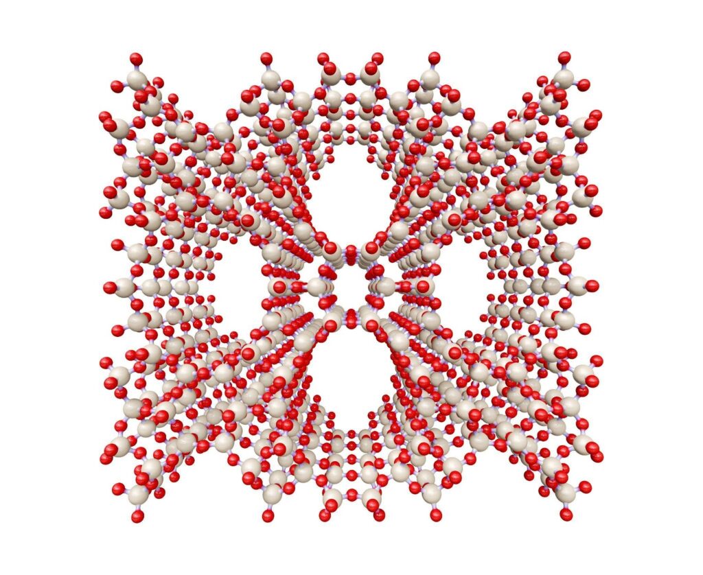 Les zéolites peuvent former de nombreuses structures cristallines différentes, avec des pores de différentes tailles de molécules qui peuvent modifier les propriétés catalytiques.
