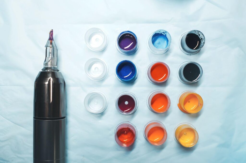 Pigmenty používané v tetovacích inkoustech jsou často totožné s těmi, které se používají pro barvení barev, plastů a textilií.