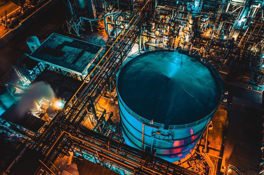Les BTEX proviennent presque toujours de raffineries de pétrole, séparés d'un mélange d'hydrocarbures appelé naphta.