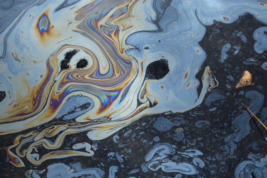 Derramamentos de óleo são uma das fontes mais comuns e concentradas de exposição acidental a BTEX e demonstraram causar asma em resposta a derramamentos e trabalhadores de limpeza.
