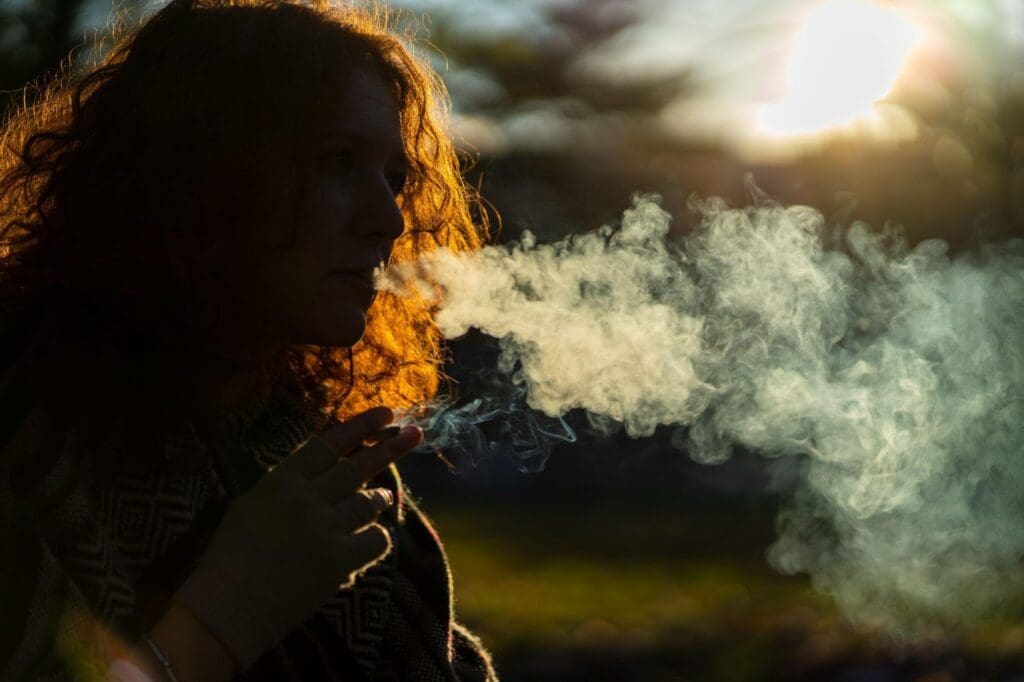 A fumaça do cigarro sozinha pode contribuir com metade da exposição diária de uma pessoa aos compostos BTEX.
